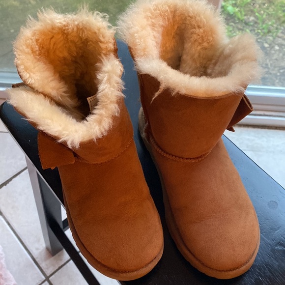 Kids Ugg boots with side bow, CHESTNUT color to be exact. - Picture 3 of 7